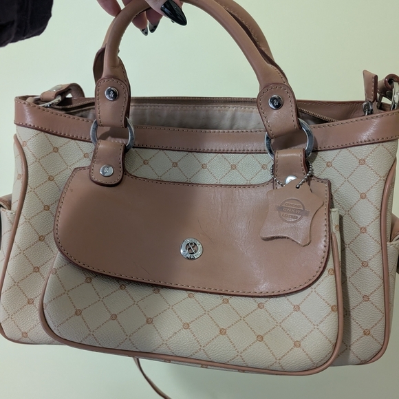 Elegant Tan and Cream Handbag - Picture 3 of 10